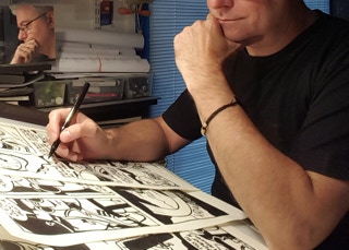 STOON sur sa table à dessin créant les aventures de Sintex, dans AZHAR l'intégrale. En vente sur le site.